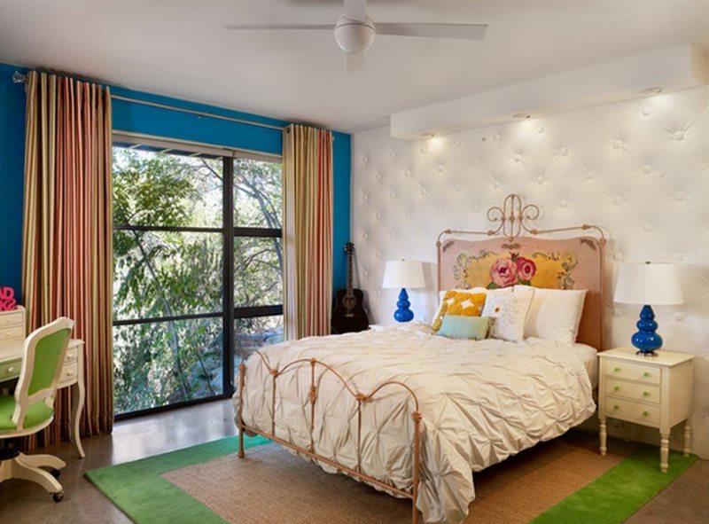 Diseñe una habitación en un estilo mixto con elementos decorativos brillantes.