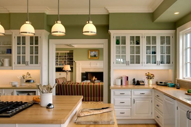 Intérieur de cuisine avec ensemble blanc et murs d'olive