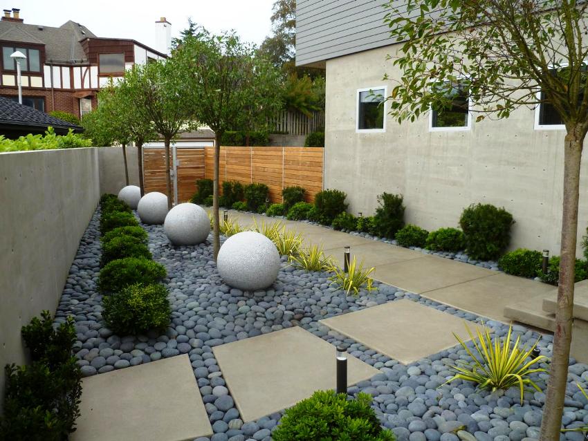 Conception d'un petit patio devant un immeuble résidentiel