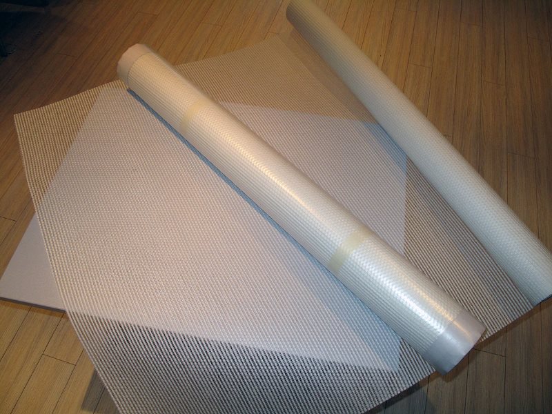 Rouleau de papier peint pour peindre pour coller des murs dans l'appartement