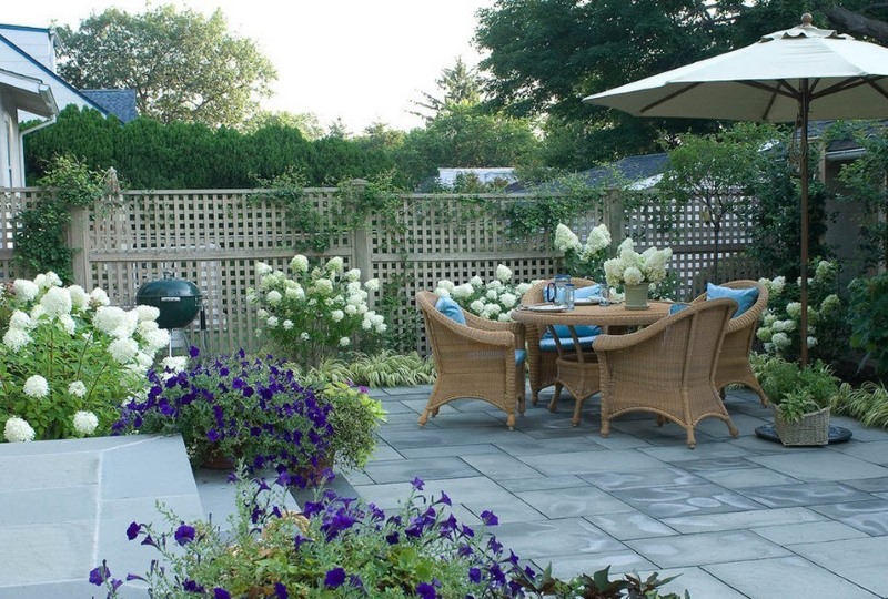 Patio pour se détendre et manger sur le sol en béton