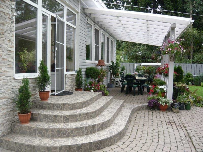 Terrasse extérieure avec auvent en polycarbonate