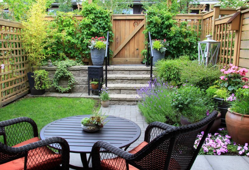Petit jardin confortable dans un complot de taille limitée