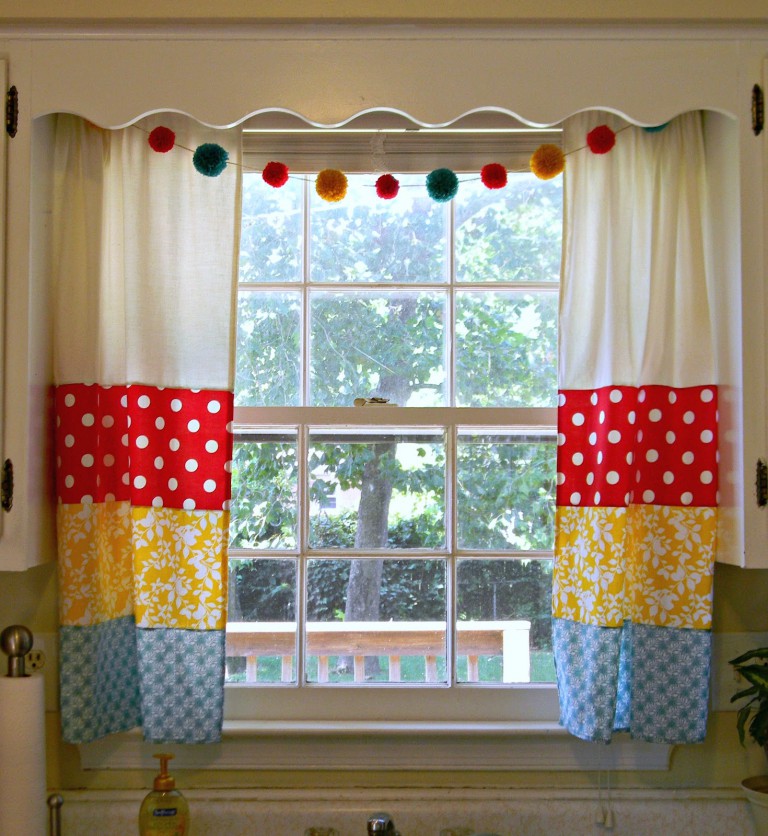 Cortinas de bricolaje para decorar la ventana de la cocina