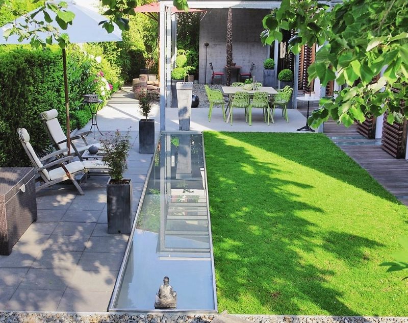 Utilisation d'un bassin artificiel pour agrandir visuellement l'espace d'un petit jardin