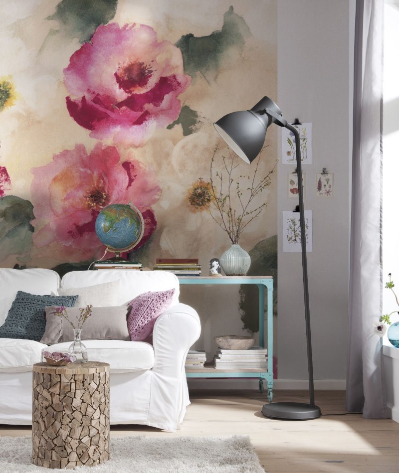 Grandes flores en el fondo de pantalla en una moderna sala de estar