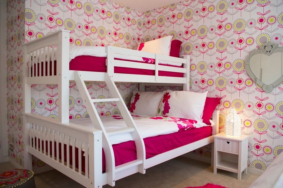 Litera en una habitación con flores en el fondo de pantalla