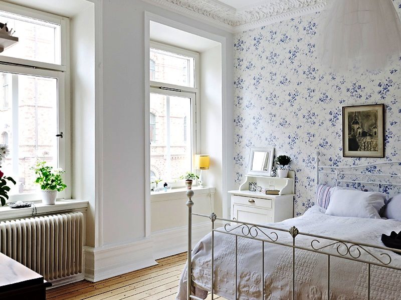 Decoración de la pared en el dormitorio con papel pintado en una pequeña flor.