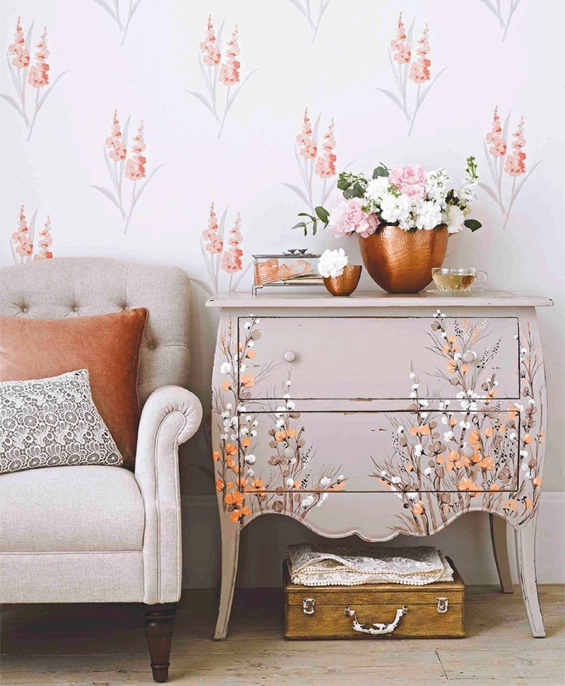 Mesita de noche con flores pintadas y ramos de flores en el papel pintado