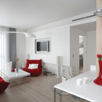 Intérieur blanc avec des accents rouges