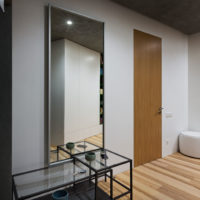 Table en verre minimaliste devant le miroir