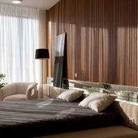 Décoration murale dans la chambre avec des lattes en bois