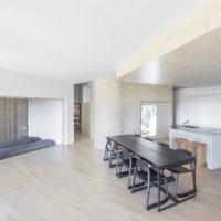 Mobilier minimum dans le salon d'une maison privée