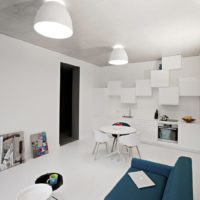 Canapé bleu dans un salon blanc