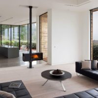 Cheminée minimaliste dans une maison de campagne
