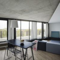 Mobilier noir dans un salon gris