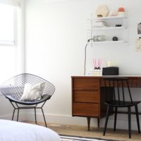 bureau sombre dans la chambre blanche