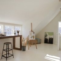 Table en bois dans une salle blanche
