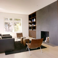 Mobilier sombre dans un salon lumineux