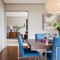 Chaises bleues dans un salon blanc