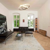Tapis gris sur le parquet