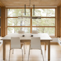 Coin repas dans la cuisine d'une maison de campagne
