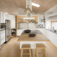 Intérieur moderne de la cuisine-salon d'une maison privée
