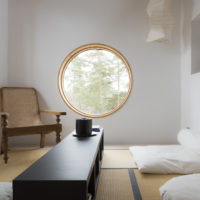 Fenêtre ronde dans les murs du salon d'une maison de campagne