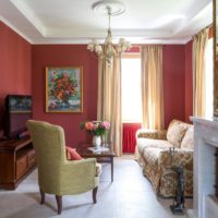 Intérieur d'un petit salon dans un appartement en ville