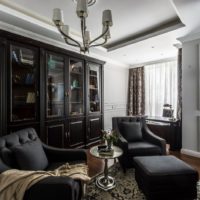 Mobilier noir à l'intérieur du salon