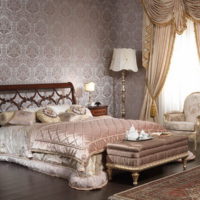 Lampes sur les tables de chevet dans la chambre de style classique