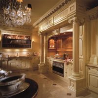 Colonnes dans la décoration intérieure de la cuisine de style classique