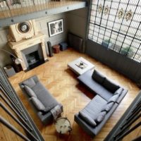 Vue de dessus du salon avec parquet et meubles en cuir.