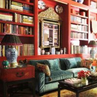 Estantes rojos para libros en la sala de estar encima del sofá