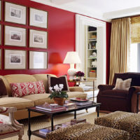 Decoración de pared sobre el sofá en rojo