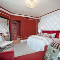 Dormitorio rojo y blanco en un apartamento de la ciudad