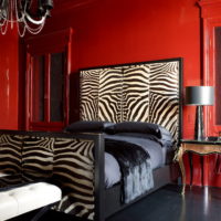 La combinación de rojo, blanco y negro en el dormitorio.