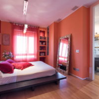 Dormitorio en tonos rojos y rosados