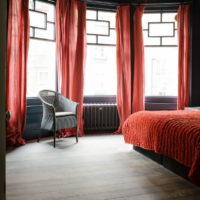 Cortinas rojas en la habitación gris.