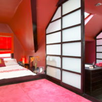 Habitación de estilo japonés con interior rojo.