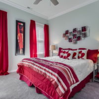 Dormitorio blanco con detalles en rojo
