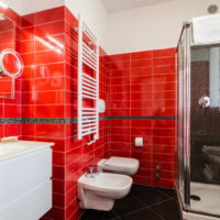 Azulejo rojo en el baño.