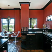 Cocina negra sobre un fondo de paredes de cerezo