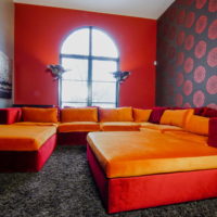 Muebles de color rojo anaranjado en la sala de estar