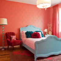 Colcha rosa sobre la cama en la guardería