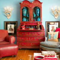 Cómoda antigua en la sala de estar de una casa privada