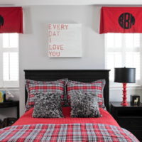 Cama negra en un diseño de dormitorio rústico.