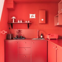 Cocina roja en una casa privada