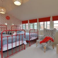 Camas rojas en el diseño de la habitación de los niños.