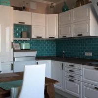 Tablier en céramique dans la cuisine avec des meubles blancs